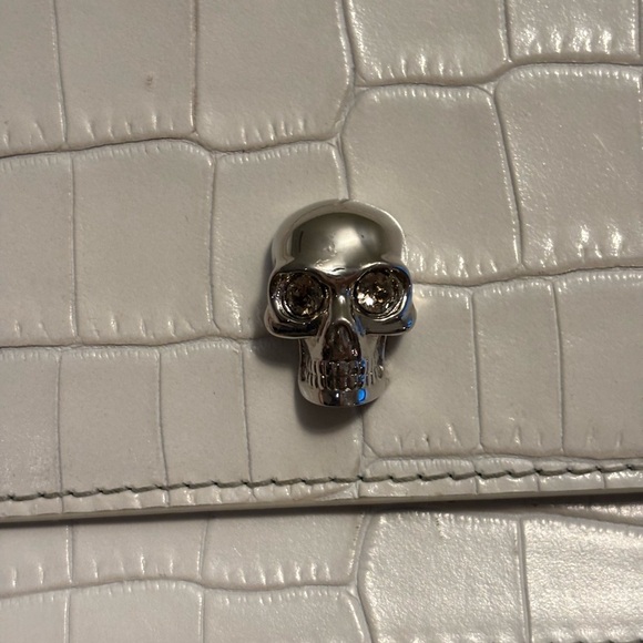 Alexander McQueen Small Skull White Crocodile-Embossed Leather Crossbody Bag - Picture 6 of 12